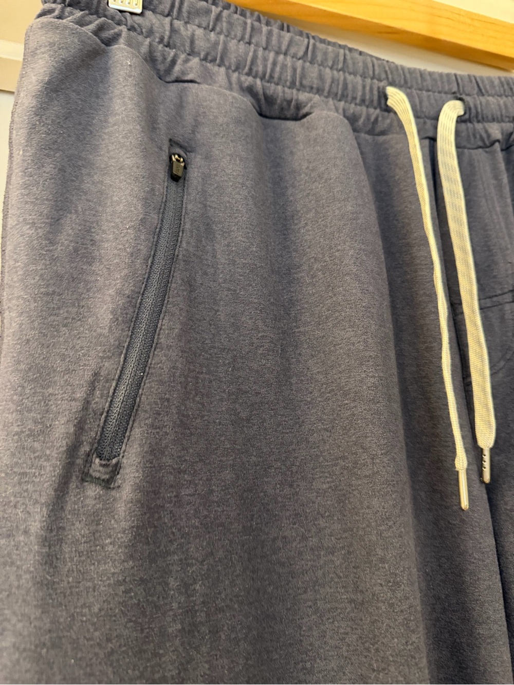 Vuori Men’s Ponto Performance Navy Joggers - Picture 2 of 5